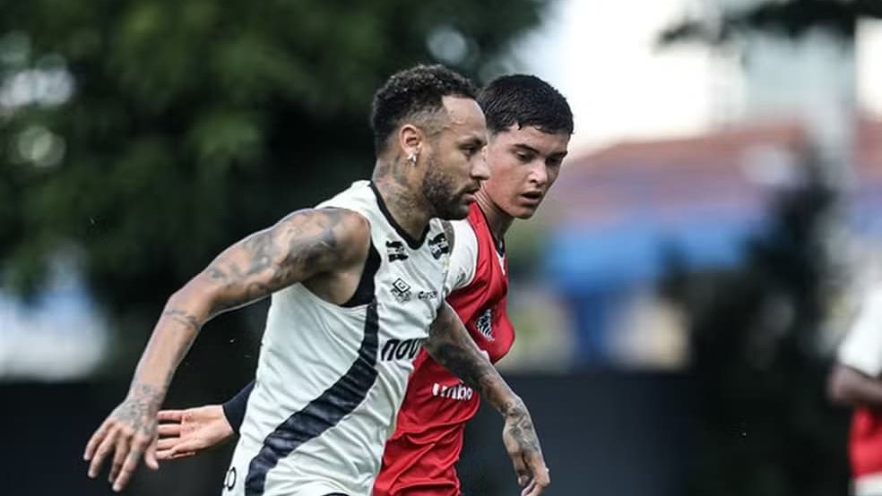 Neymar marca gol, dá assistência e celebra desempenho em duelo-treino do Santos